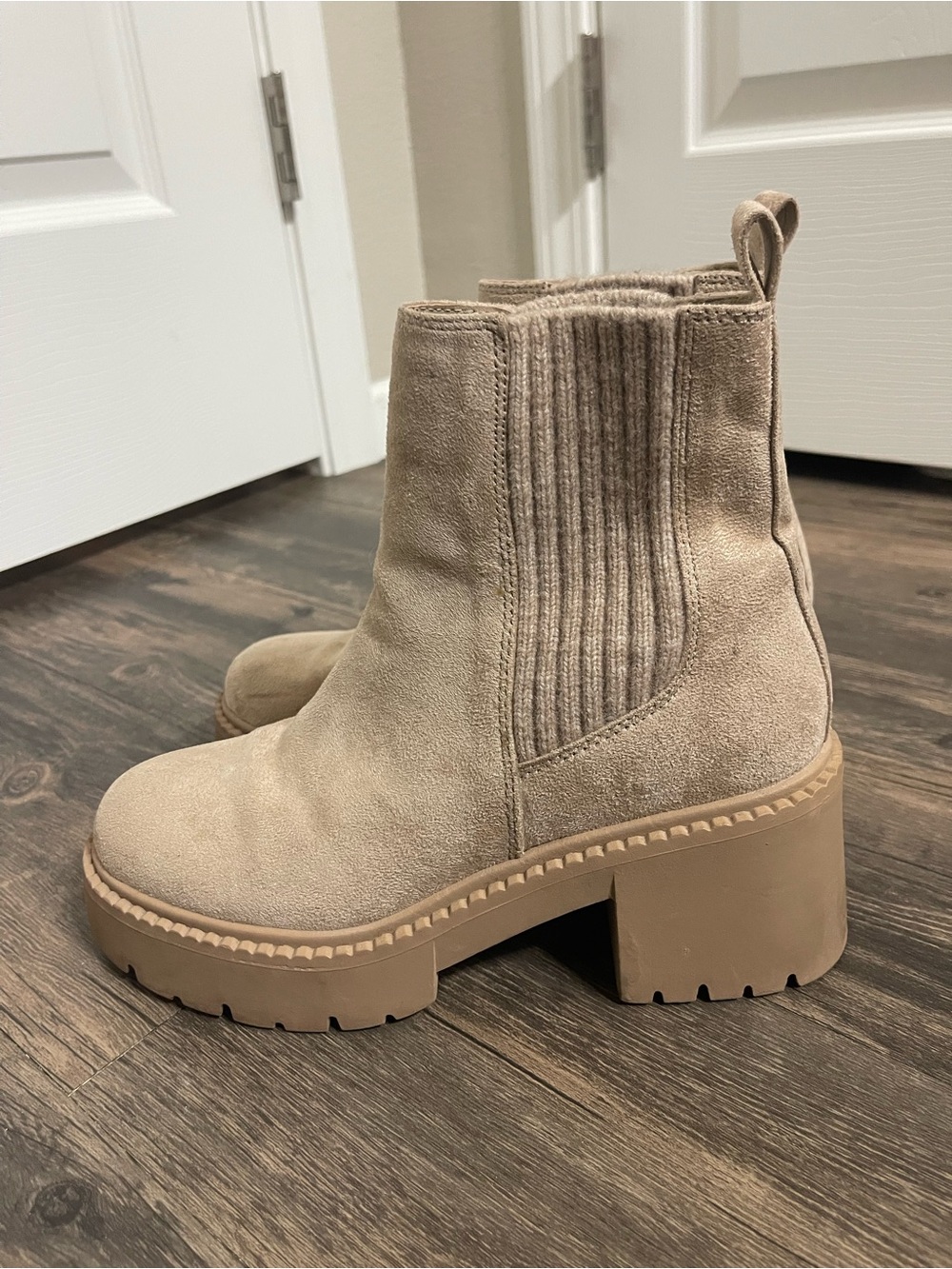 MADDEN GIRL | Chunky Platform Chelsea Boot - Taupe Suede - Size 7